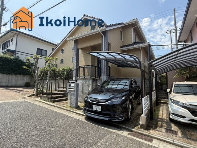 神戸市西区美賀多台3丁目　中古戸建の駐車場|お車は1台駐車可能です。カーポート付きとなっておりますので、雨の日のお買い物の際も便利ですね