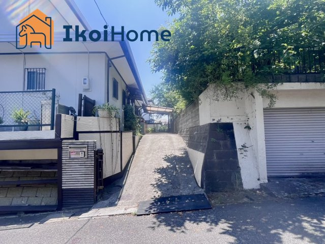 神戸市西区富士見が丘4丁目　中古戸建の駐車場|●年中無休：当日予約可●縦列お車3台駐車可能なスペースがございます。来客時にも便利です！