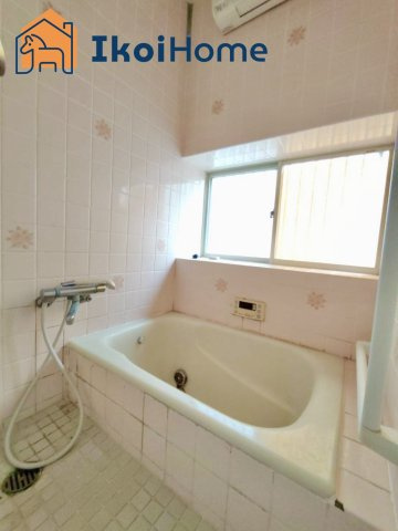 神戸市西区伊川谷町潤和　中古一戸建の浴室|●年中無休：当日予約可●小窓ございますので通気・換気良好です。清潔な空間を保っていただけます。