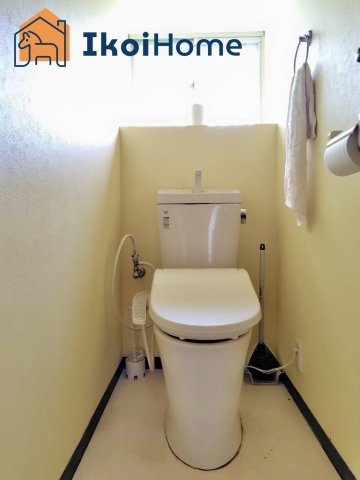 神戸市西区伊川谷町潤和　中古一戸建のトイレ|●年中無休：当日予約可●1階・2階ウォッシュレット付のお手洗い。汚れが落ちやすく、節水タイプです