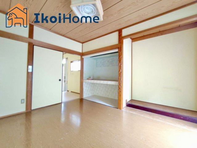 神戸市西区伊川谷町潤和　中古一戸建の居間・リビング|●年中無休：当日予約可●約16帖の広々としたLDKは3面採光で明るい団らんスペースになっています。