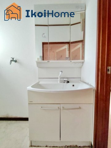 神戸市西区伊川谷町潤和　中古一戸建の洗面所|●年中無休：見学時間9:00～20:00・当日予約可●鏡の内側が収納になっているので来客時も安心です