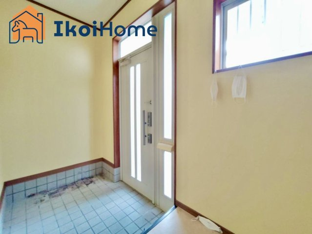 神戸市西区伊川谷町潤和　中古一戸建のエントランス|●年中無休：見学時間9:00～20:00・当日予約可●玄関内が広くベビーカーなど置く事が出来ます。