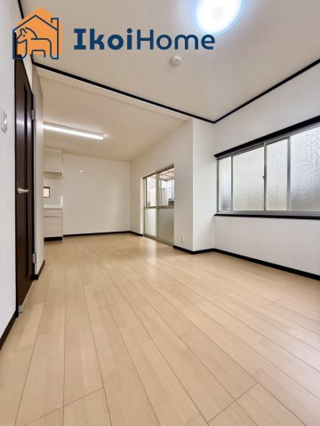 神戸西区伊川谷町有瀬　中古戸建の居間・リビング|フロアーコーティング・エアコン・壁掛けテレビ・などを住宅ローンに組込む事も可能です