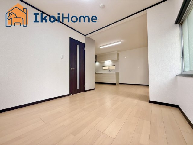 神戸西区伊川谷町有瀬　中古戸建の居間・リビング|●年中無休：当日予約可●3面採光のLDK♪陽当り良好です！家族団らんのひと時をお過ごしいただけます。