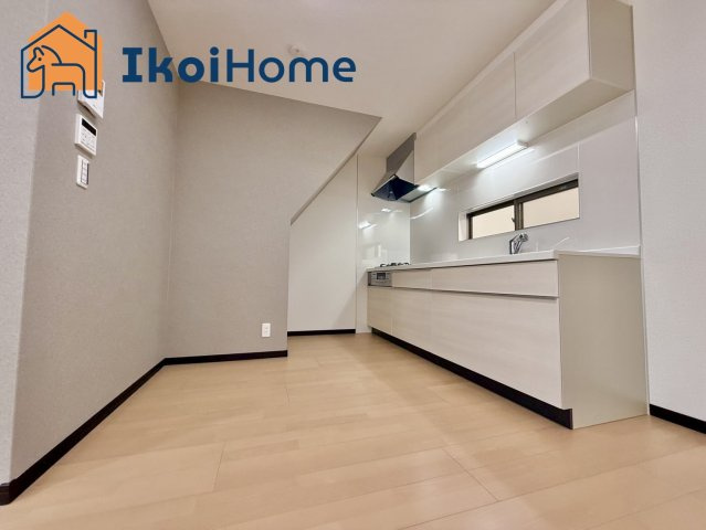 神戸西区伊川谷町有瀬　中古戸建のキッチン|●年中無休：当日予約可●大きな収納ございますので、食器や調理用品など豊富に収納可能です。