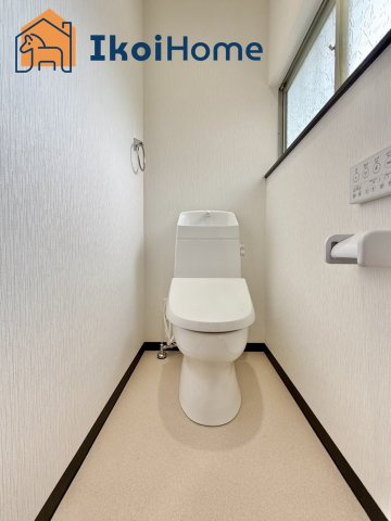 神戸西区伊川谷町有瀬　中古戸建のトイレ|●年中無休：当日予約可●1階付のお手洗い。汚れが落ちやすく、節水タイプです