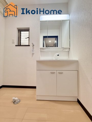 神戸西区伊川谷町有瀬　中古戸建の洗面所|●年中無休：当日予約可●洗面台はお化粧をする時に便利な３面鏡。ワイドシンクでゆったり作られています。