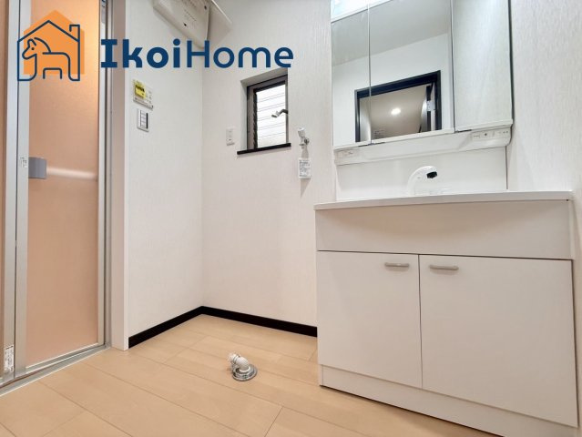 神戸西区伊川谷町有瀬　中古戸建の洗面所|●年中無休：当日予約可●洗濯機を置く洗濯パンがついていません。価格は5000〜15000円前後です。