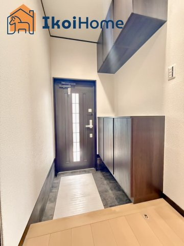 神戸西区伊川谷町有瀬　中古戸建の玄関|●年中無休：当日予約可●玄関には靴をたくさん収納できるシューズボックスが完備されています。