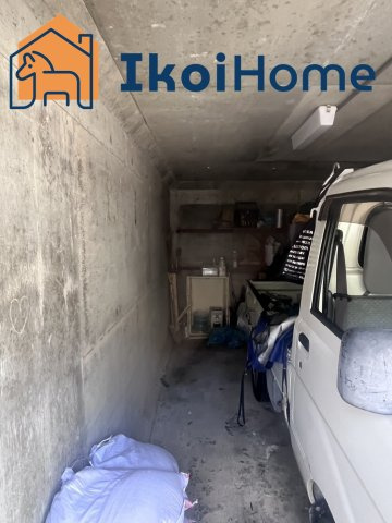 神戸西区伊川谷町有瀬　中古戸建の駐車場|●年中無休：当日予約可●シャッター付き車庫は物置としてもお使いいただけます！