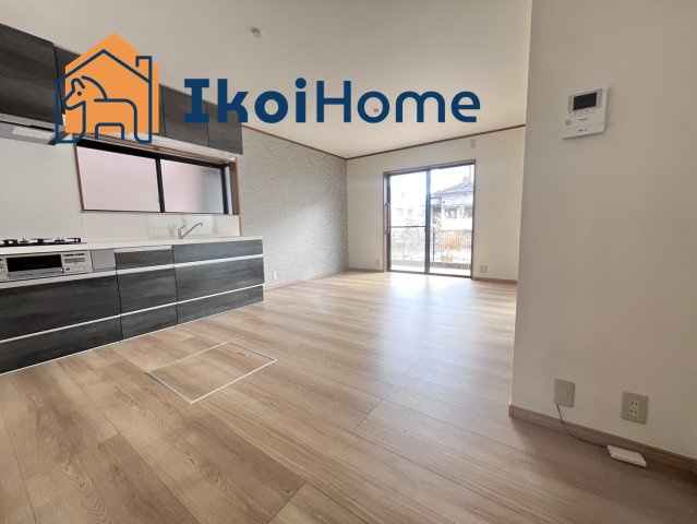 神戸市西区王塚台　中古戸建の居間・リビング|【ホームページに現地動画掲載中】●年中無休：当日予約可●リビングは12.5帖です！3面採光です！