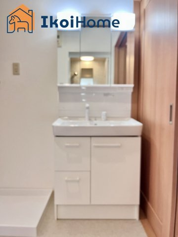 神戸市西区王塚台　中古戸建の洗面所|【ホームページに現地動画掲載中】●年中無休：当日予約可●お化粧をする時に便利な３面鏡。