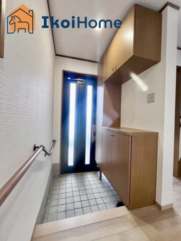 神戸市西区王塚台　中古戸建の玄関|【ホームページに現地動画掲載中】●年中無休：当日予約可●玄関には靴をたくさん収納できる下駄箱あり