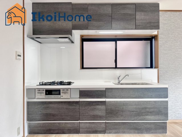 神戸市西区王塚台　中古戸建のキッチン|【ホームページに現地動画掲載中】●年中無休：当日予約可●三口コンロには火口にＳＩセンサーを搭載