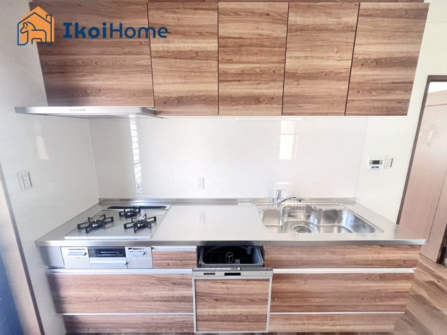 神戸市西区水谷2丁目　中古戸建のキッチン|●年中無休：当日予約可●三口コンロには火口にＳＩセンサーを搭載し、安全機能を搭載。								
