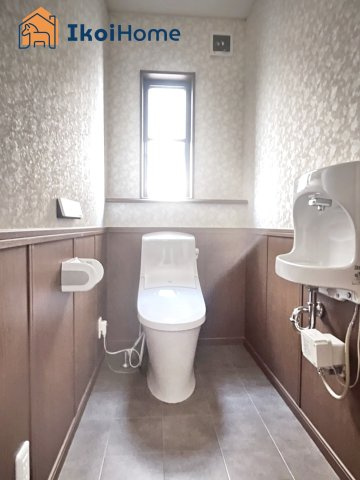 神戸市西区水谷2丁目　中古戸建のトイレ|●年中無休：当日予約可●1階・2階ウォッシュレット付のお手洗い。汚れが落ちやすく、節水タイプです	