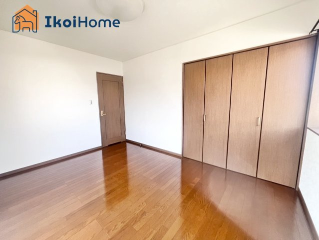 神戸市西区水谷2丁目　中古戸建の子供部屋|2Fは7.3帖洋室×2。８.5帖洋室がございます。全室２面採光で明るいです。収納も充実しています		