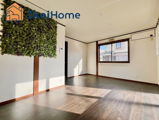 神戸市西区水谷2丁目　中古の居間・リビング|フロアーコーティング・エアコン・壁掛けテレビ・などを住宅ローンに組込む事も可能です