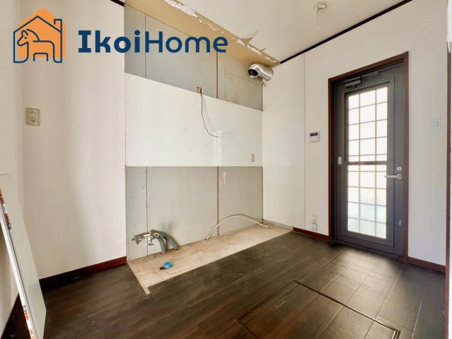 神戸市西区水谷2丁目　中古のキッチン|●年中無休：当日予約可●勝手口ございますので、ゴミの出し入れの際に便利です。