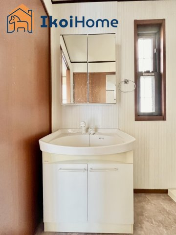 神戸市西区水谷2丁目　中古の洗面所|収納が少ないので、吊戸棚・収納棚・床下収納の追加工事をご依頼頂く事が多いです。