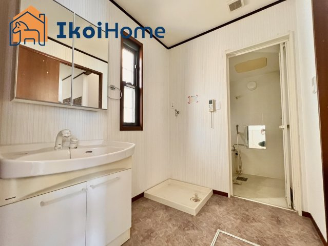 神戸市西区水谷2丁目　中古の洗面所|収納が少ないので、吊戸棚・収納棚・床下収納の追加工事をご依頼頂く事が多いです。