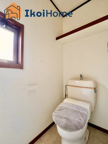 神戸市西区水谷2丁目　中古のトイレ|●年中無休：当日予約可●1階・2階ウォッシュレット付のお手洗い。汚れが落ちやすく、節水タイプです