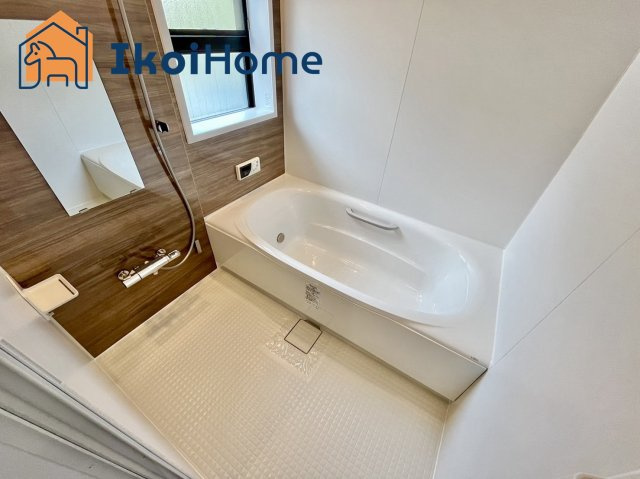 神戸市西区樫野台３丁目　中古戸建　リフォ完の浴室|【ホームページに現地動画掲載中】●年中無休：当日予約可●小窓ございますので通気・換気良好