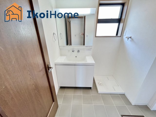 神戸市西区樫野台３丁目　中古戸建　リフォ完の洗面所|【ホームページに現地動画掲載中】●年中無休：当日予約可●洗面台はお化粧をする時に便利な３面鏡。