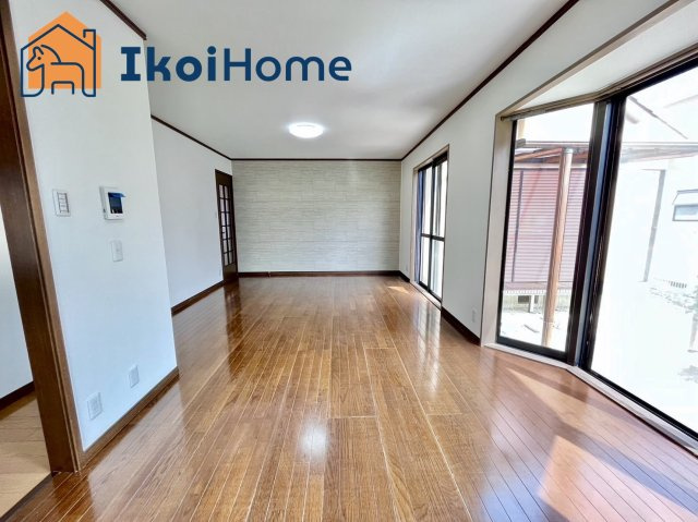 神戸市西区樫野台３丁目　中古戸建　リフォ完の居間・リビング|【ホームページに現地動画掲載中】●年中無休：当日予約可●LDK18帖になります。2面採光で明るいです