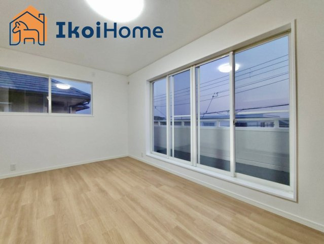 神戸市西区樫野台4丁目　中古の寝室|【ホームページに現地動画掲載中】●年中無休：当日予約可●バルコニーに面した明るいお部屋♪収納も完備！