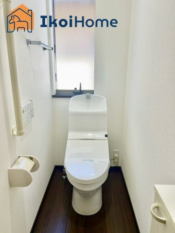 神戸市西区池上２丁目　中古一戸建のトイレ|●年中無休：当日予約可●　1階・2階ウォッシュレット付のお手洗い。汚れが落ちやすく、節水タイプです
