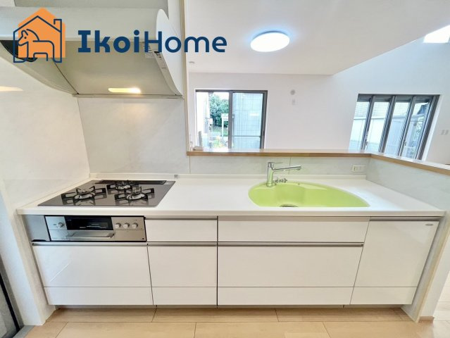 神戸市西区春日台５丁目　中古一戸建のキッチン|【ホームページに現地動画掲載中】●年中無休：当日予約可●三口コンロには火口にＳＩセンサーを搭載