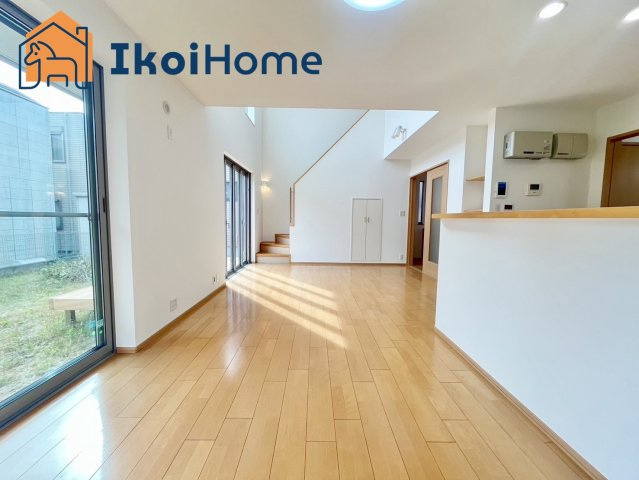 神戸市西区春日台５丁目　中古一戸建の居間・リビング|【ホームページに現地動画掲載中】●年中無休：当日予約可●吹抜のLDK17帖。南向きの大きな窓完備！