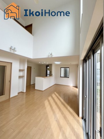 神戸市西区春日台５丁目　中古一戸建の居間・リビング|【ホームページに現地動画掲載中】●年中無休：当日予約可●吹抜LDKで家族団欒のひと時をお過ごし下さい