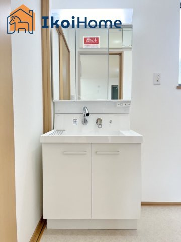 神戸市西区春日台５丁目　中古一戸建の洗面所|【ホームページに現地動画掲載中】●年中無休：当日予約可●お化粧等に便利な３面鏡。ハンドシャワー水栓付