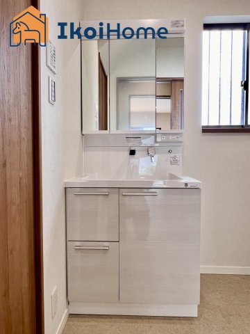 神戸市西区美賀多台５丁目　中古一戸建のトイレ|【ホームページに現地動画掲載中】●年中無休：当日予約可●お化粧をする時に便利な３面鏡。