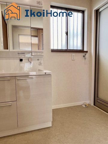 神戸市西区美賀多台５丁目　中古一戸建の居間・リビング|【ホームページに現地動画掲載中】●年中無休：当日予約可●洗濯機を置く洗濯パンがついていません。