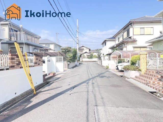 神戸市西区狩場台2丁目　中古戸建の前面道路含む現地写真|前面道路は6.5M幅で広々しています。駐車がし易く、車の対面のすれ違いも楽にできます。
