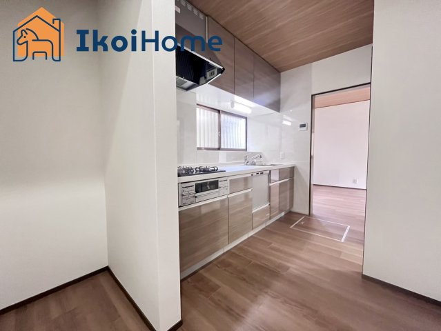 神戸市西区王塚台　中古戸建　リフォ完のキッチン|【ホームページに現地動画掲載中】●年中無休：当日予約可●シンクは傷や汚れが付きにくく水はねや食器が当たる音を大幅に軽減する静音仕様