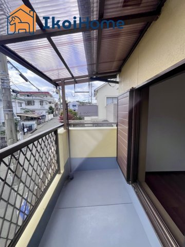 神戸市西区王塚台　中古戸建　リフォ完のバルコニー|【ホームページに現地動画掲載中】●年中無休：当日予約可●バルコニー屋根があり小雨程度なら濡れず安心