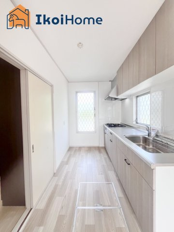 神戸市西区春日台2丁目　中古戸建のキッチン|【ホームページに現地動画掲載中】●年中無休：当日予約可●三口コンロには火口にＳＩセンサーを搭載！