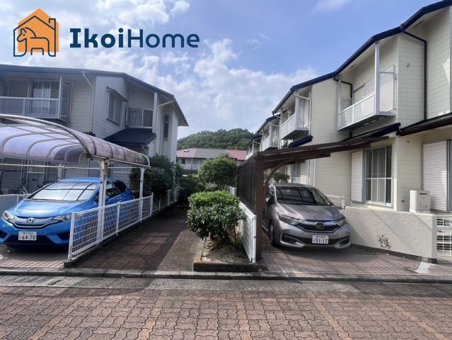 神戸市西区春日台2丁目　中古戸建の駐車場|【ホームページに現地動画掲載中】●年中無休：当日予約可●お車はカーポート付きスペースに1台駐車可能