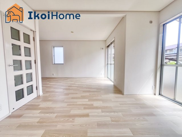 神戸市西区春日台2丁目　中古戸建の居間・リビング|【ホームページに現地動画掲載中】●年中無休：当日予約可●LDK15.7帖！窓からはお庭への出入り可
