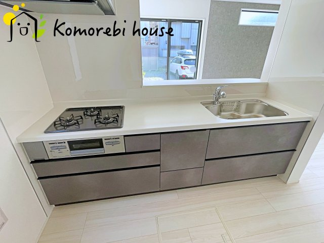 桶川市末広　6期　新築一戸建て　グラファーレ　01のキッチン|コンパクトなキッチンで掃除もラクラク