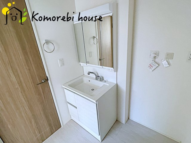 桶川市末広　6期　新築一戸建て　グラファーレ　01の独立洗面台|独立洗面台、小物を置くことができて便利です
