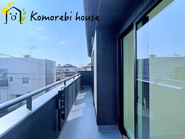桶川市末広　6期　新築一戸建て　グラファーレ　01のバルコニー|開放的で明るい空間を演出してくれるバルコニーです