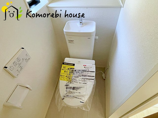 桶川市末広　6期　新築一戸建て　グラファーレ　01のトイレ|落ち着いたトイレです