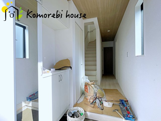 桶川市末広　6期　新築一戸建て　グラファーレ　01の玄関|きれいな玄関です