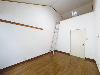 【居間・リビング】 | カーサヒルサイドC | ※同建物ほかのお部屋の写真です。